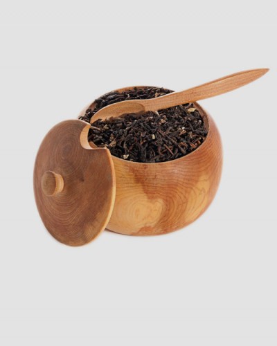 black-tea-leaves-on-wooden-ware-550x688